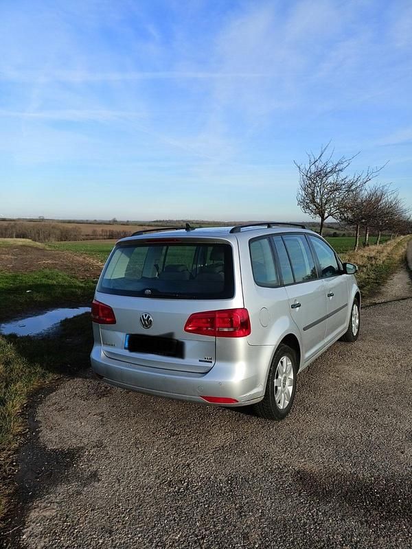 Gebraucht VW Touran Trendline 105 PS (77 kW) 2014 Silber Van / Kleinbus