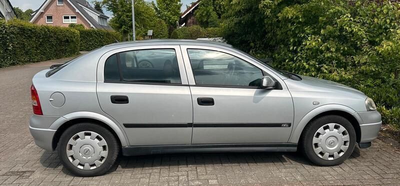 Grau Gebraucht 1999 Opel Astra Limousine | 2.098 € (Etwas zu teuer) - Bild 1/4