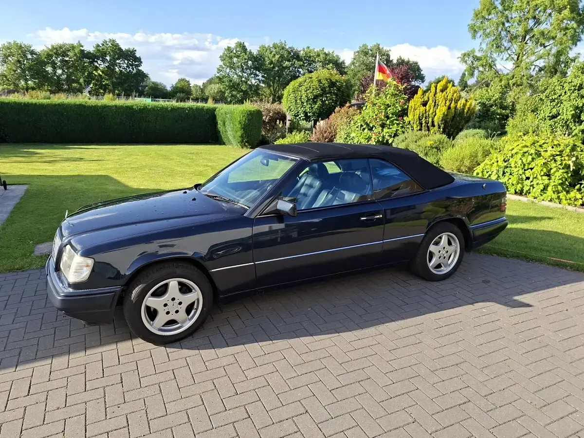 Gebraucht Mercedes E200 136 PS (100 kW) 1997 Blau Cabrio