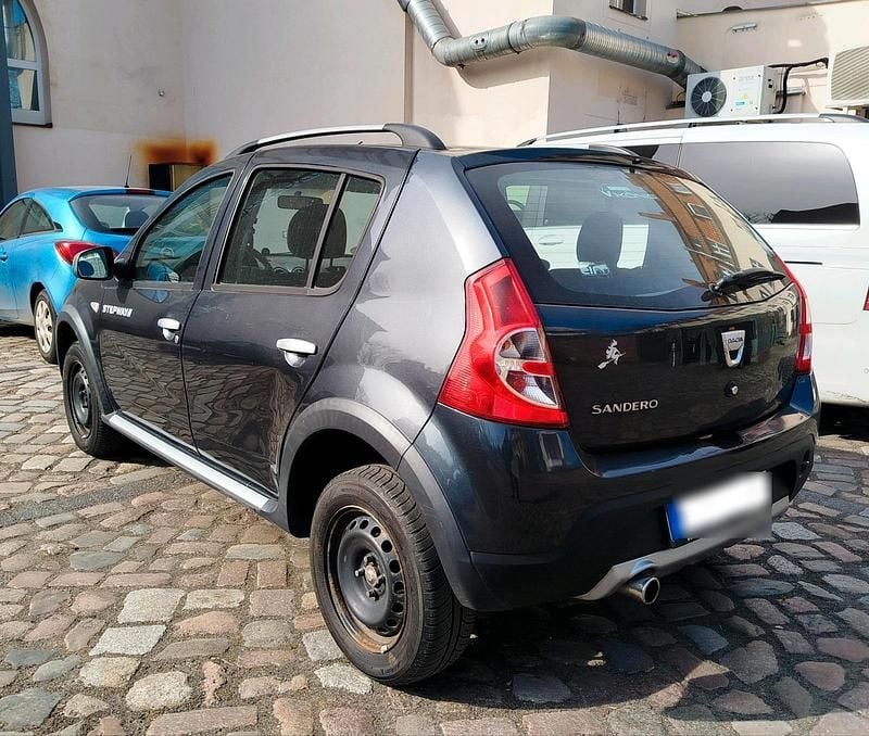 Gebraucht Dacia Sandero Stepway 85 PS (62 kW) 2012 Grau Kleinwagen