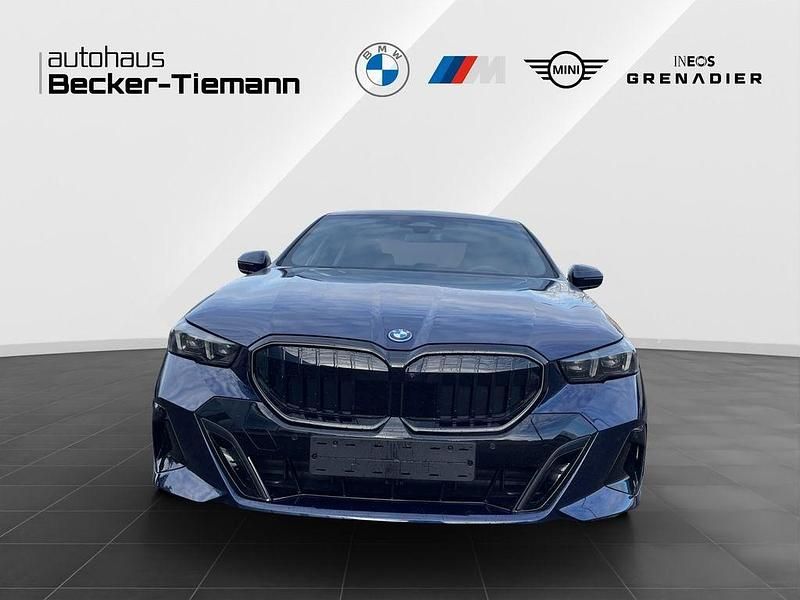 Neu BMW 550e Exclusive 489 PS (359 kW) 2025 Blau Limousine