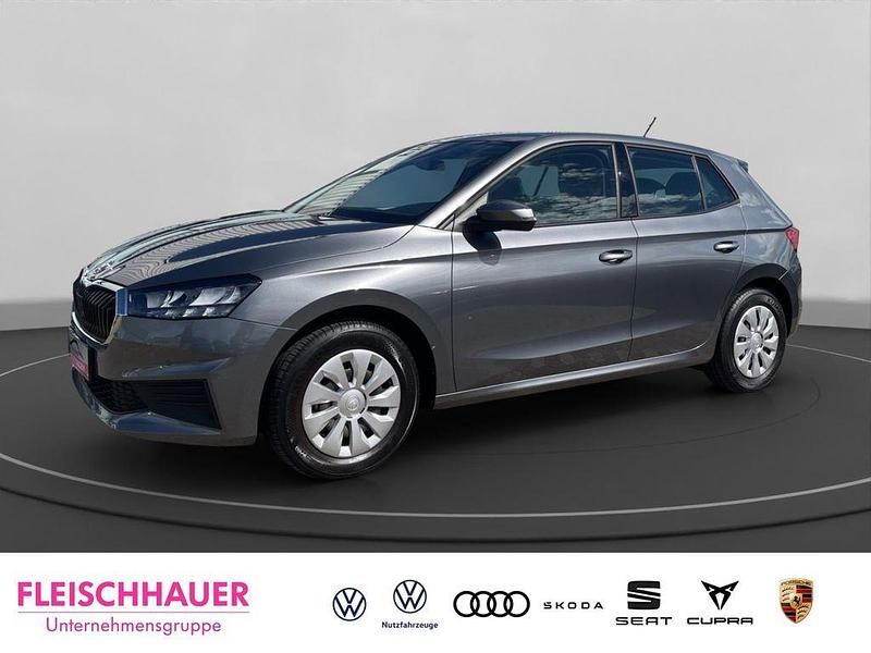 Grau Gebraucht 2022 Skoda Fabia Ambition Limousine | 16.980 € (Fairer Preis) - Bild 1/4