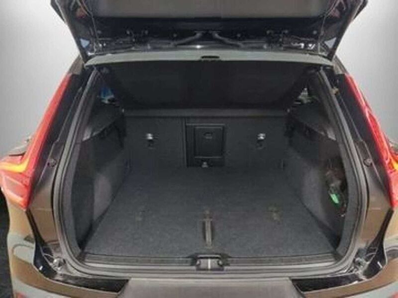 Gebraucht Volvo XC40 Plus 169 kW (231 PS) 2022 Onyx black / metallic SUV