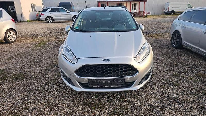 Silber Gebraucht 2016 Ford Fiesta Celebration Limousine | 2.999 € (Superpreis) - Bild 1/4