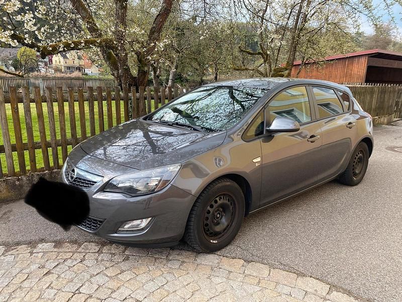 Gebraucht Opel Astra 110 PS (80 kW) 2012 Grau Limousine