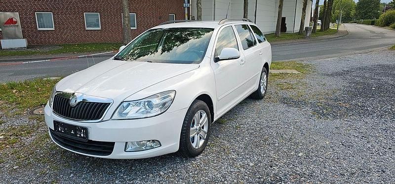 Gebraucht Skoda Octavia Ambiente 160 PS (117 kW) 2011 Weiß Kombi