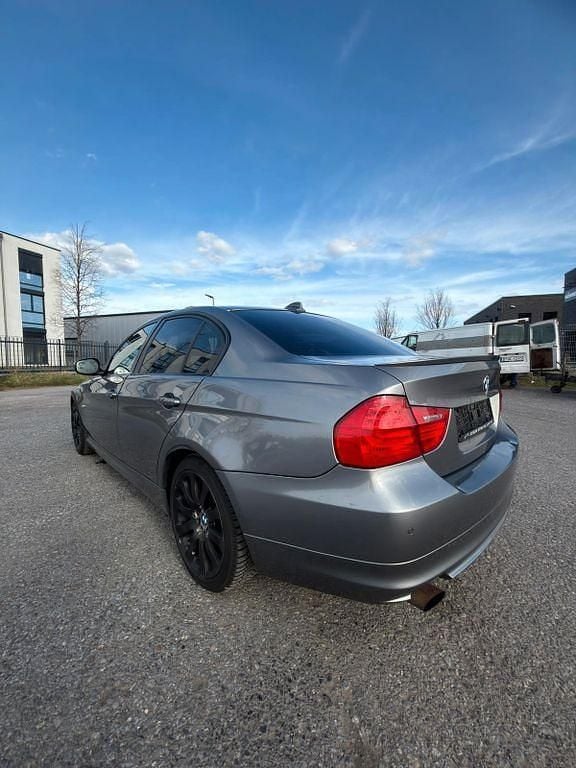 Gebraucht BMW 318 143 PS (105 kW) 2010 Grau Limousine