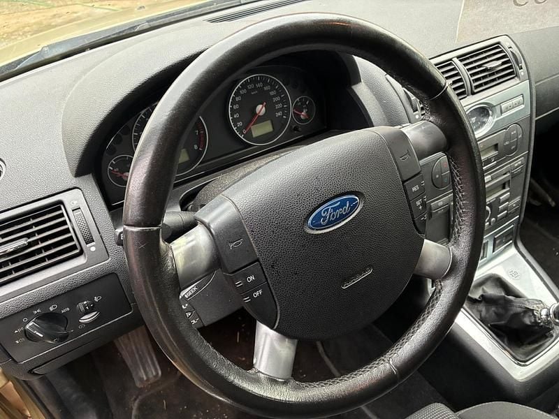 Gebraucht Ford Mondeo 130 PS (95 kW) 2006 Gold Limousine