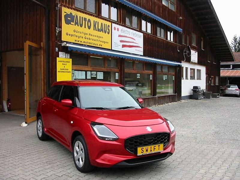 Rotmetallicperleffekt Gebraucht 2024 Suzuki Swift Comfort Kleinwagen | 19.900 € (Etwas zu teuer) - Bild 1/4