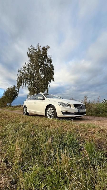 Weiß Gebraucht 2015 Volvo V60 Kombi | 16.900 € (Teuer) - Bild 1/4