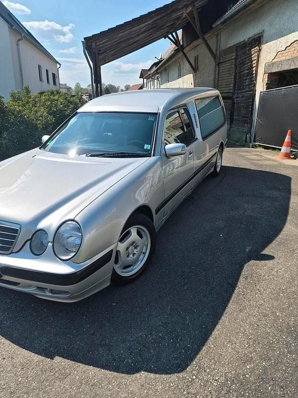 Usata Mercedes E220 143 CV (105 kW) 2000 Argento