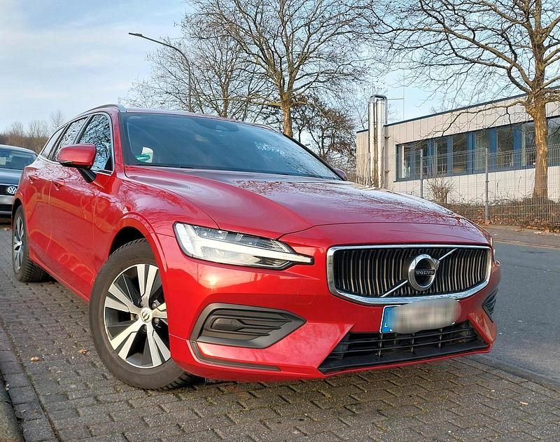 Gebraucht Volvo V60 Momentum 150 PS (110 kW) 2019 Rot Kombi