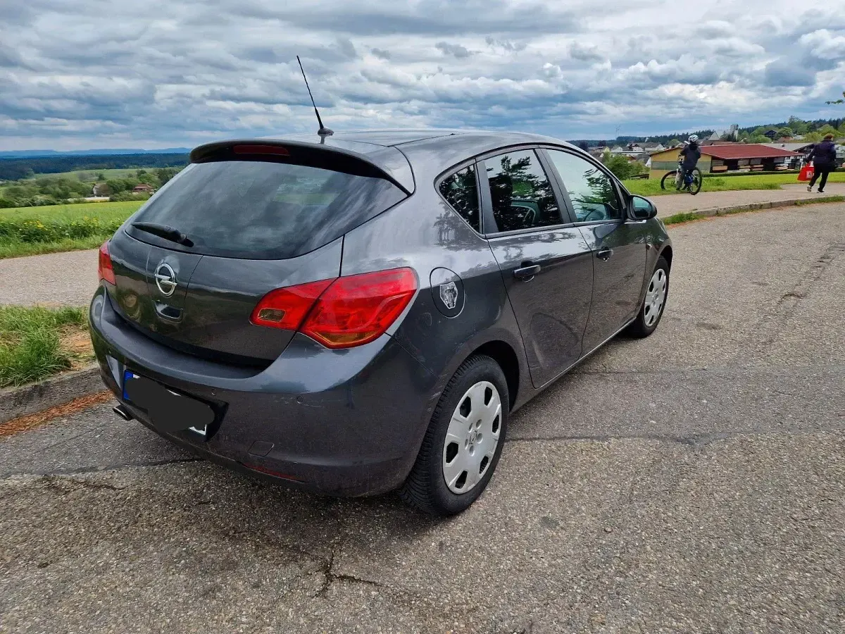 Usado Opel Astra Edition 140 HP (102 kW) 2011 Cinzento Sedan