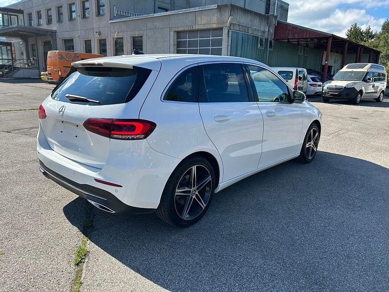 Gebraucht Mercedes B180 116 PS (85 kW) 2023 Weiß Van / Kleinbus