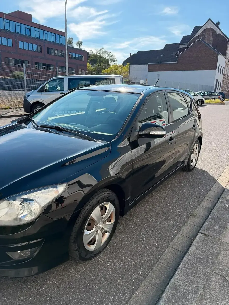Gebraucht Hyundai i30 90 PS (66 kW) 2011 Schwarz Limousine
