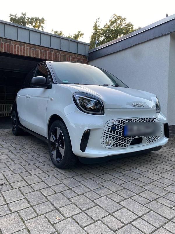 Weiß Gebraucht 2021 Smart ForFour Electric Drive Passion Kleinwagen | 11.200 € (Fairer Preis) - Bild 1/4
