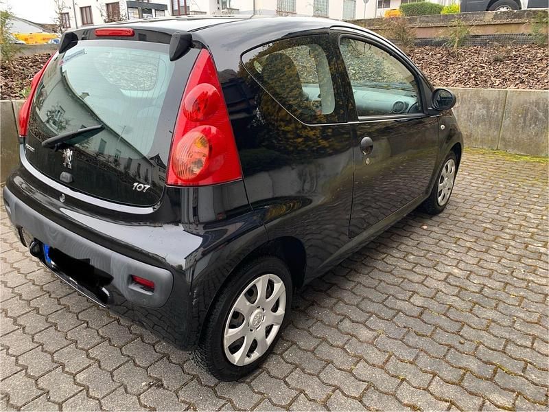 Gebraucht Peugeot 107 68 PS (50 kW) 2011 Schwarz Kleinwagen