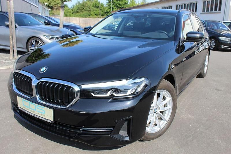 Saphirschwarz Gebraucht 2023 BMW 520 Sport Line Kombi | 37.480 € (Guter Preis) - Bild 1/4