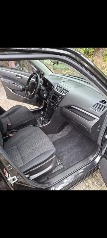 Schwarz Gebraucht 2015 Suzuki Swift Club Kleinwagen | 6.399 € (Fairer Preis) - Bild 1/4