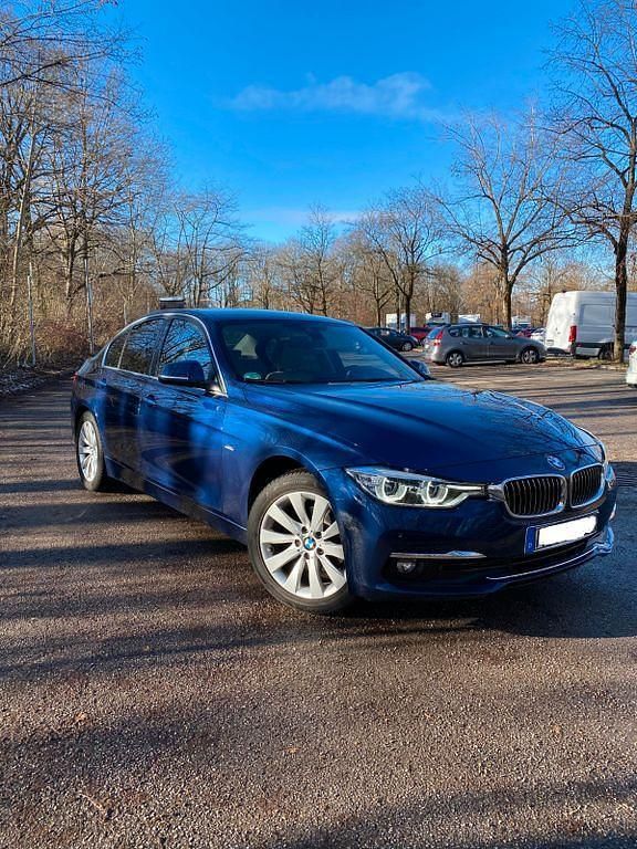 Blau Gebraucht 2018 BMW 318 Luxury Line Limousine | 18.990 € (Fairer Preis) - Bild 1/4