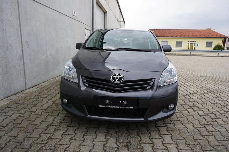 Gebraucht Toyota Verso 132 PS (97 kW) 2009 Marlingrau metallic Van / Kleinbus