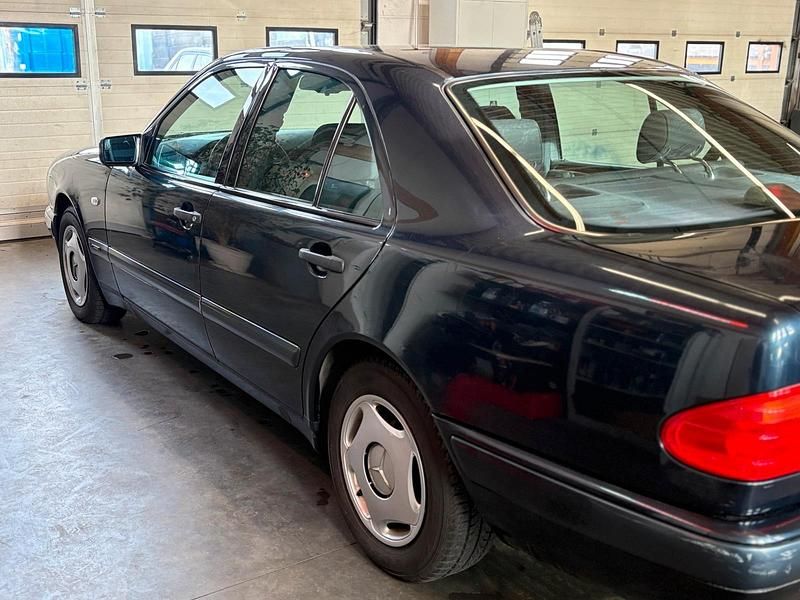 Schwarz Gebraucht 1996 Mercedes E200 Limousine | 5.800 € - Bild 1/4