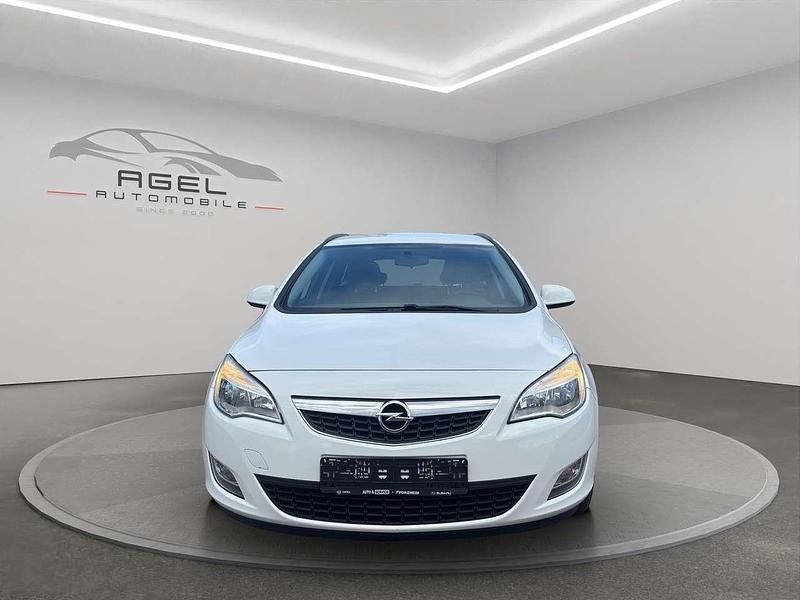 Gebraucht Opel Astra Selection 101 PS (74 kW) 2011 Schneeweiss/summitwhite/arctic Kombi