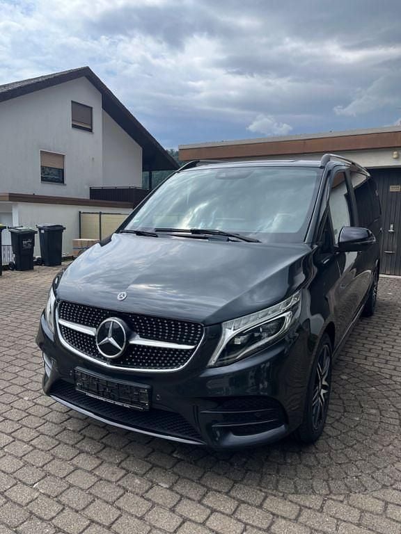 Grau Gebraucht 2020 Mercedes V300 Avantgarde Edition Van / Kleinbus | 46.700 € (Guter Preis) - Bild 1/4