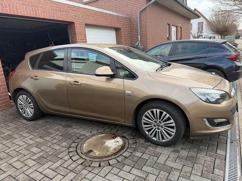 Gebraucht Opel Astra Edition 140 PS (102 kW) 2013 Gold Limousine