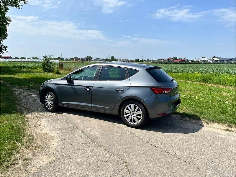 Grau Gebraucht 2013 Seat Leon Reference Limousine | 4.900 € (Fairer Preis) - Bild 1/4