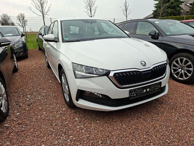 Gebraucht Skoda Scala Cool Plus 95 PS (69 kW) 2021 Weiß Kleinwagen