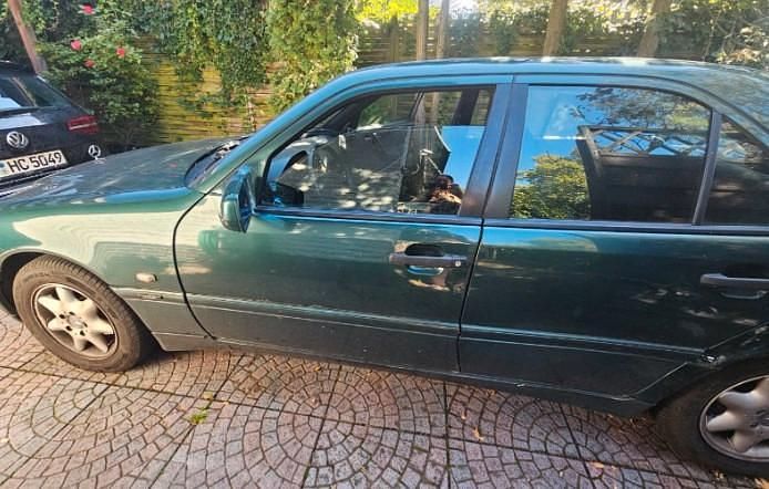 Grün Gebraucht 1998 Mercedes C180 Limousine | 2.600 € (Guter Preis) - Bild 1/4