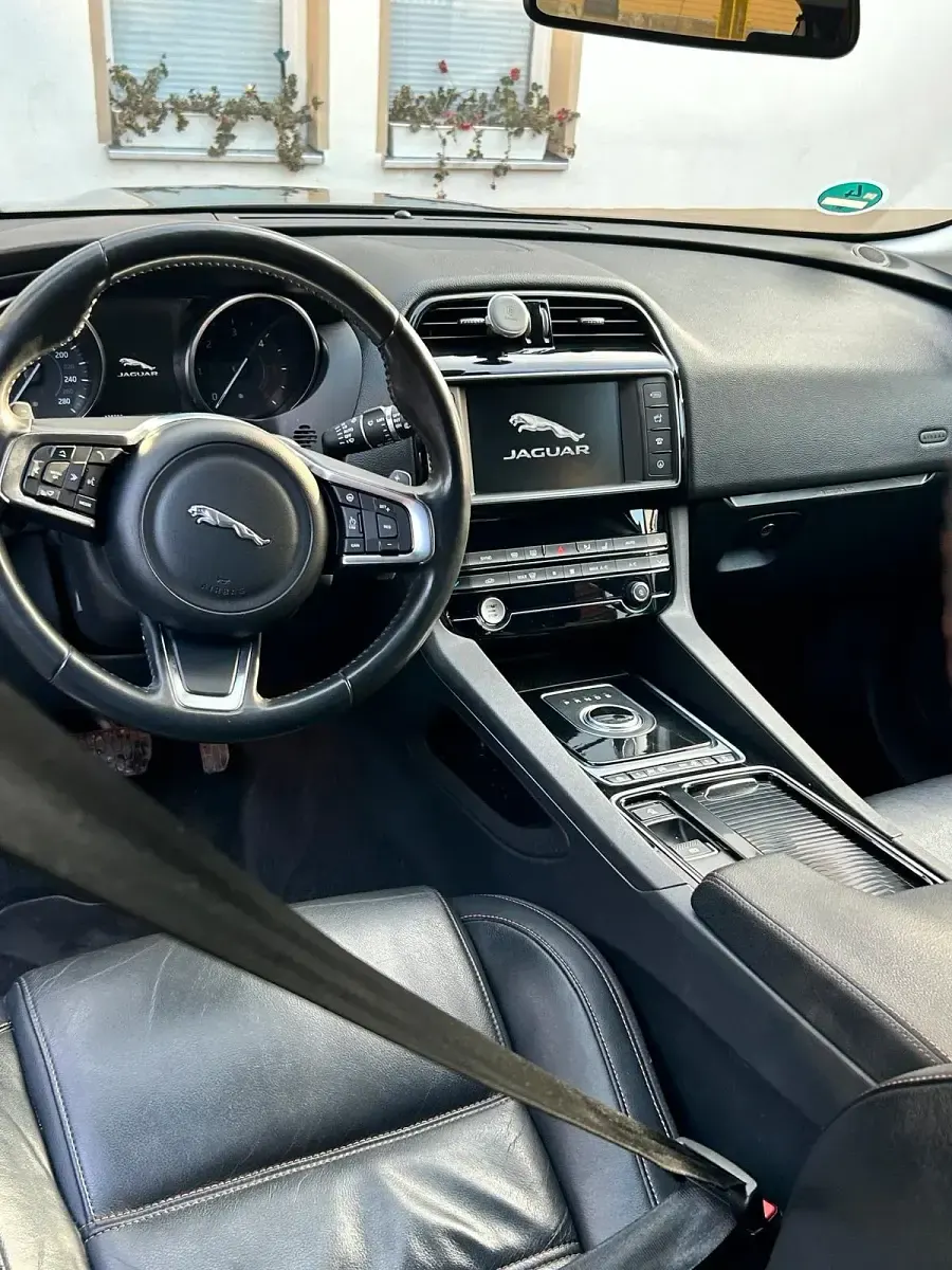 Gebraucht Jaguar F-Pace Portfolio 241 PS (177 kW) 2018 Grau SUV