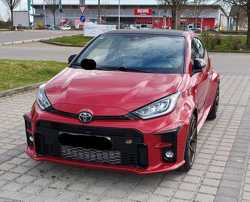 Rot Gebraucht 2022 Toyota Yaris Limousine | 33.500 € (Fairer Preis) - Bild 1/2