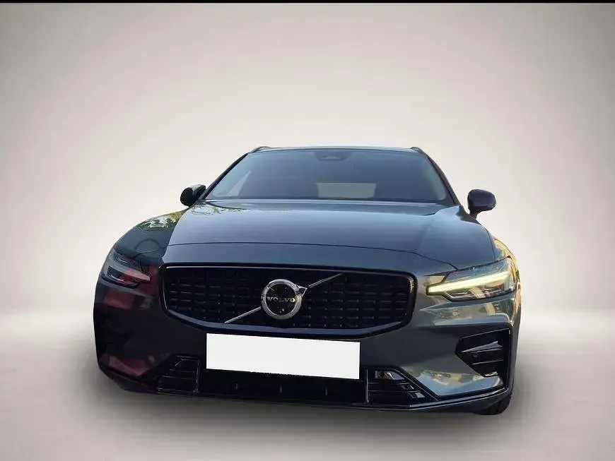 Gebraucht Volvo V60 Plus 197 PS (144 kW) 2025 Manufacturer Kombi