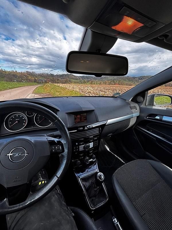 Gebraucht Opel Astra 116 PS (85 kW) 2009 Schwarz Kleinwagen