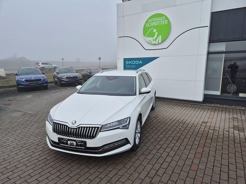 Weiß Gebraucht 2021 Skoda Superb Style Kombi | 22.900 € (Superpreis) - Bild 1/4