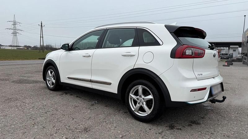 Gebraucht Kia Niro Silver 141 PS (103 kW) 2017 Weiß SUV