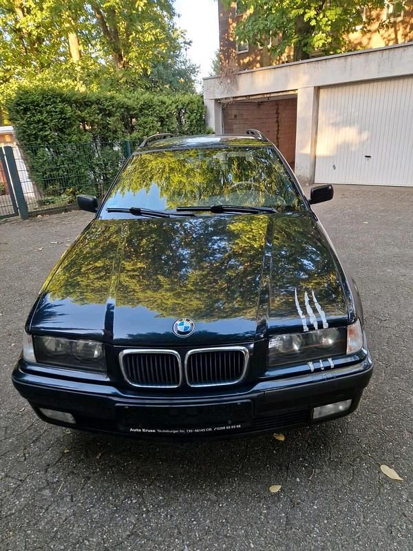 Schwarz Gebraucht 1998 BMW 320 Kombi | 2.450 € (Fairer Preis) - Bild 1/4