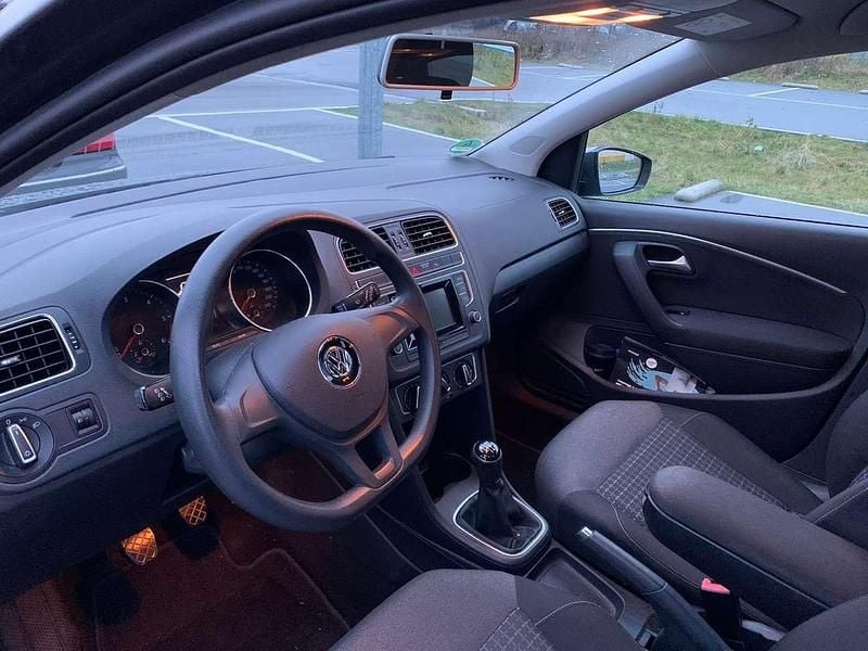 Grau Gebraucht 2016 VW Polo Comfortline Limousine | 7.300 € (Guter Preis) - Bild 1/4