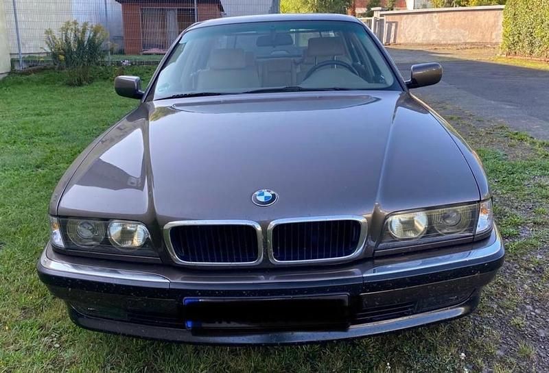 Braun Gebraucht 1995 BMW 740L Limousine | 19.800 € - Bild 1/4