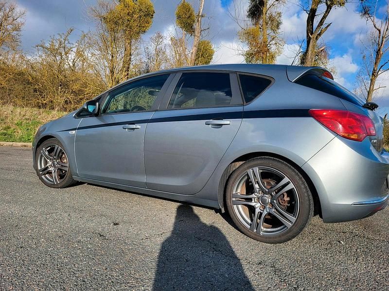 Gebraucht Opel Astra 116 PS (85 kW) 2013 Silber Limousine