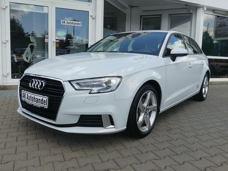 Weiß Gebraucht 2018 Audi A3 Sportback Sport Limousine | 16.890 € (Guter Preis) - Bild 1/4