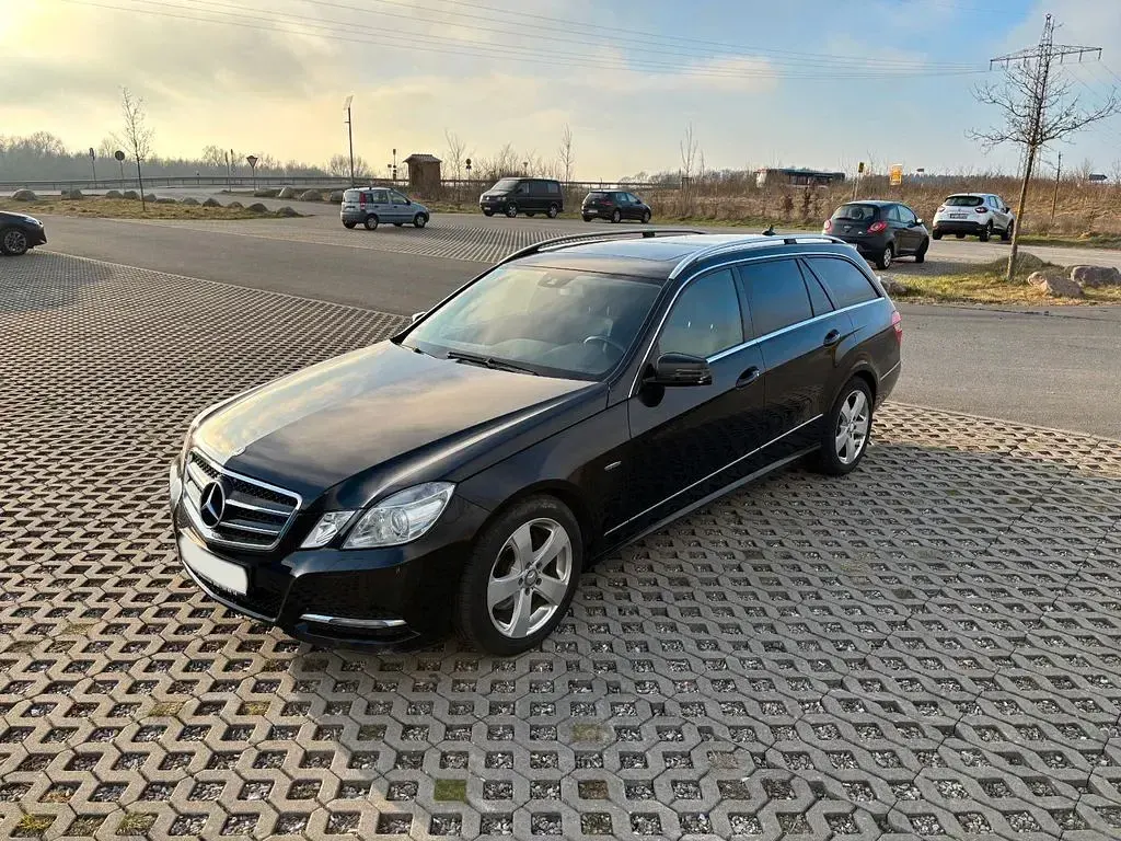 Gebraucht Mercedes E300 Avantgarde 204 PS (150 kW) 2010 Schwarz Limousine