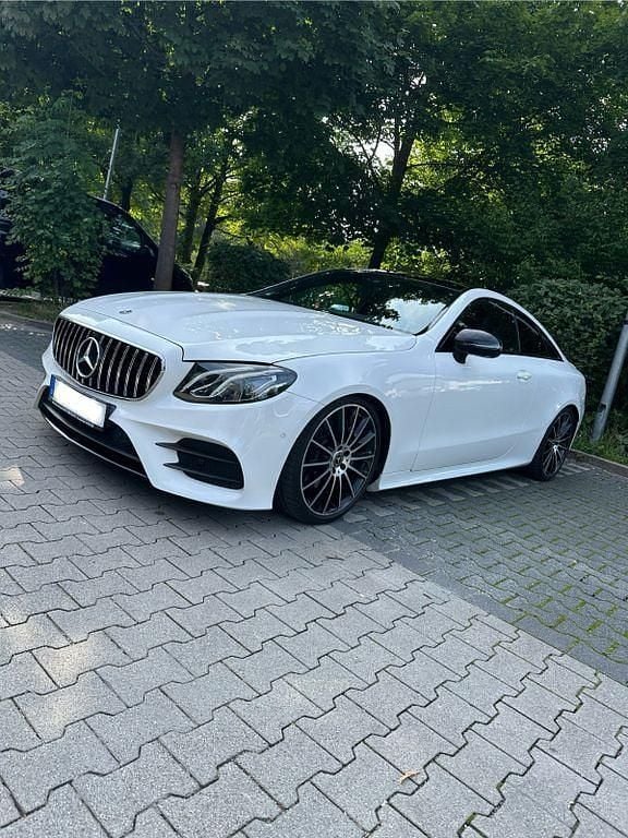 Weiß Gebraucht 2019 Mercedes E220 AMG line Coupé | 38.500 € (Fairer Preis) - Bild 1/4
