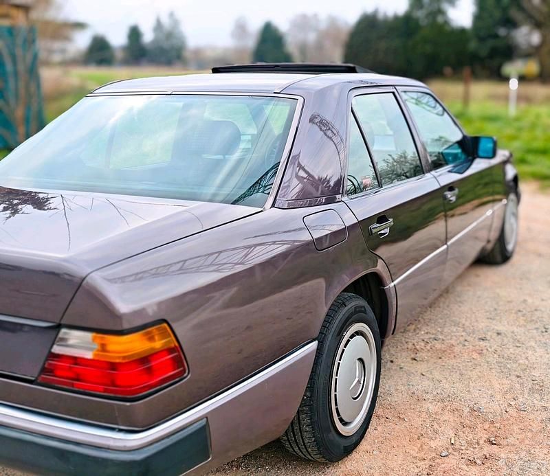 Gebraucht Mercedes E250 90 PS (66 kW) 1991 Violet Limousine