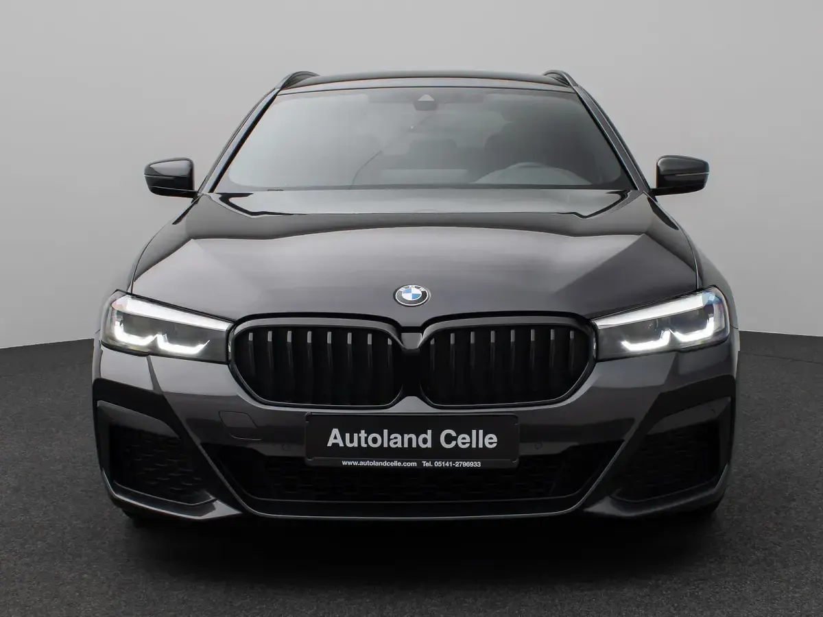 Gebraucht BMW 530 M Sport 286 PS (210 kW) 2023 Sophistograu brillanteffekschwarz Limousine