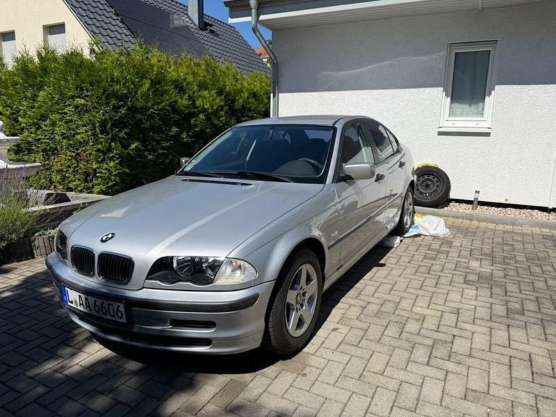 Silber Gebraucht 1999 BMW 318 Limousine | 4.500 € (Teuer) - Bild 1/4
