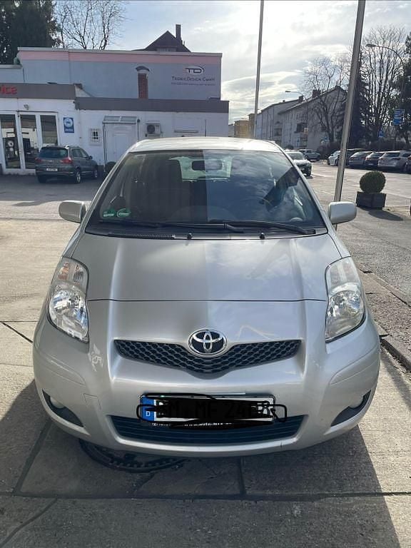 Gebraucht Toyota Yaris Life 101 PS (74 kW) 2010 Silber Kleinwagen