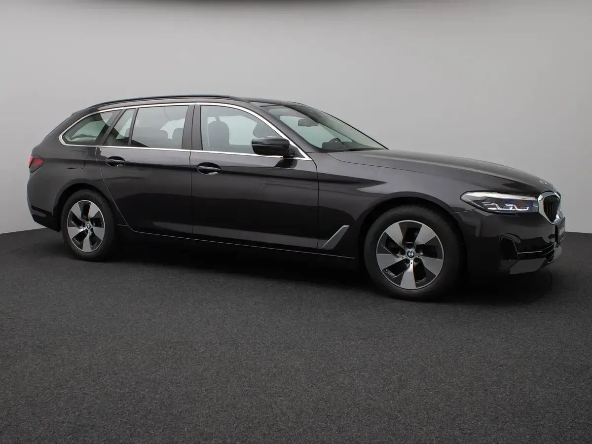 Gebraucht BMW 520 Sport Line 184 PS (135 kW) 2023 Sophistograu brillanteffekschwarz Limousine